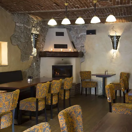 Lomnice Hotel & Restaurant מלון