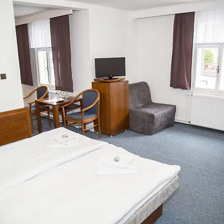 Lomnice Hotel & Restaurant ホテル 3*