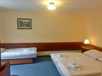 Lomnice Hotel & Restaurant فندق